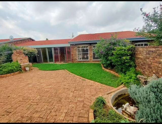3 BEDROOM TOWNHOUSE FOR SALE IN BRACKENHURST